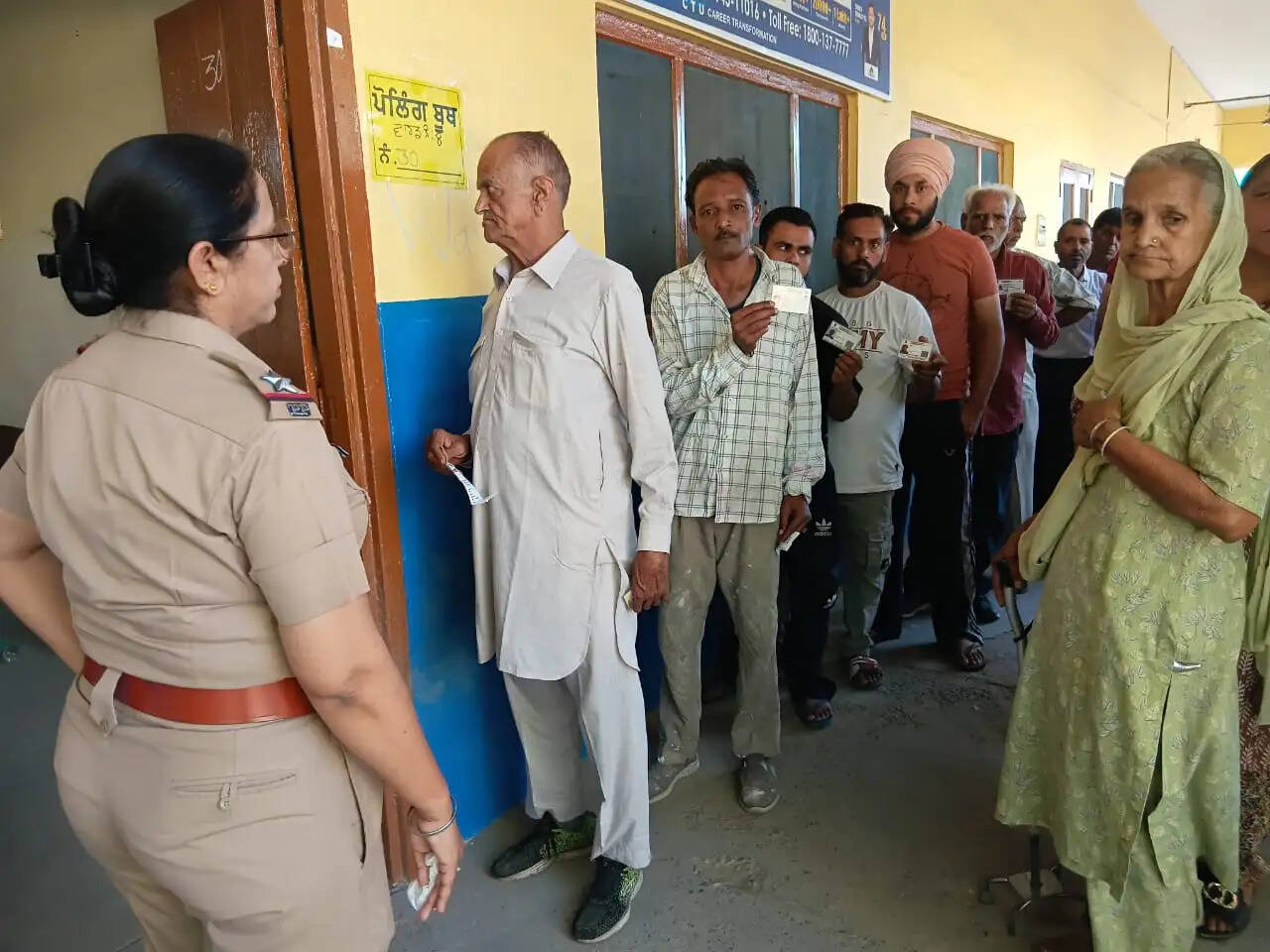 पंजाब नगर निकाय चुनावों के लिए मतदान में दिखा जबरदस्त उत्साह, 7555 उम्मीदवार मैदान में