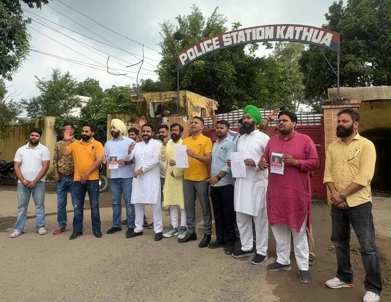 तिरंगे के कथित अपमान पर एफआईआर की मांग तेज, कई संगठनों और युवाओं का समर्थन