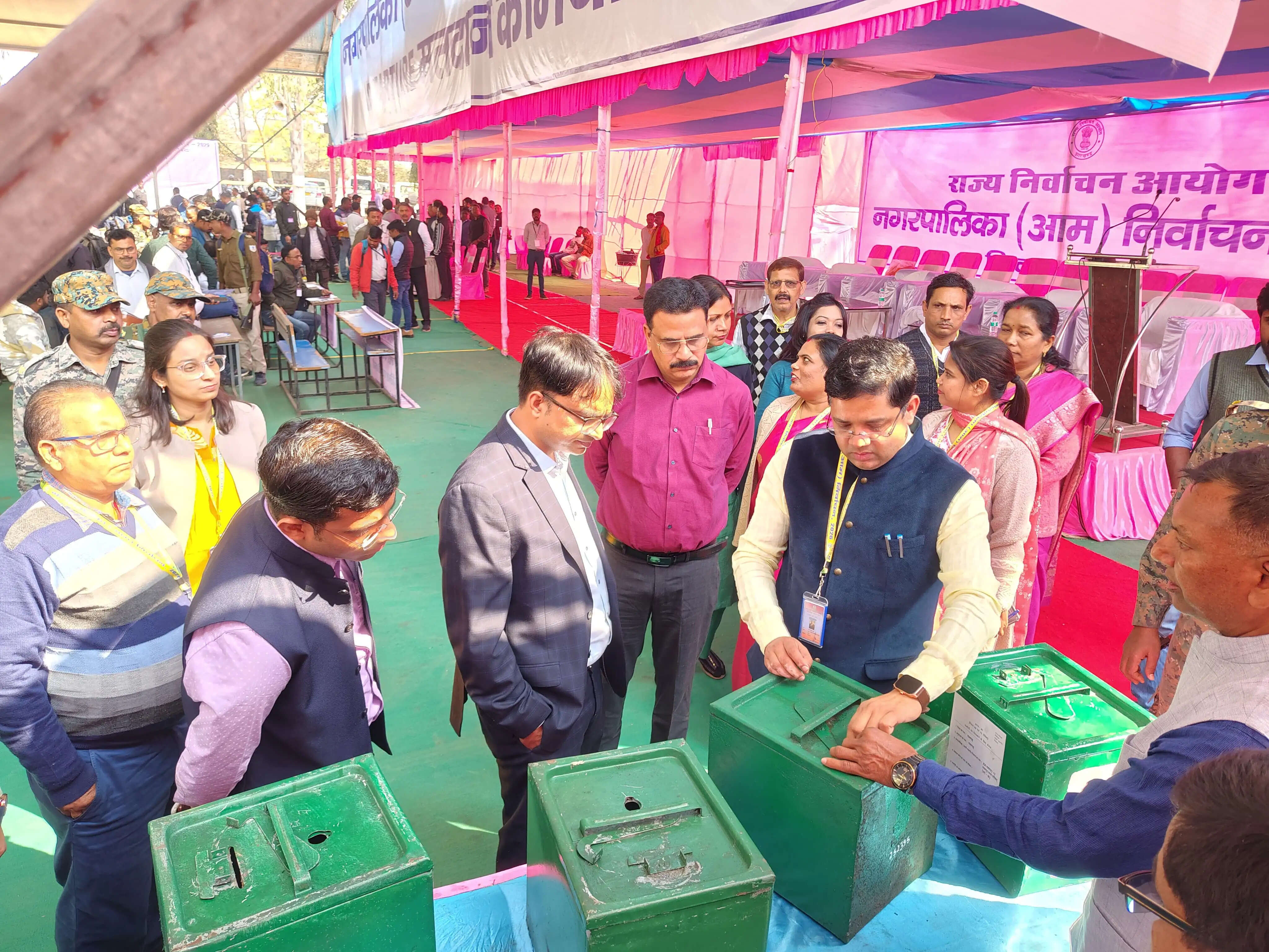 रामगढ़ में 98 मतदान केंद्रों के लिए पोलिंग पार्टियां रवाना, प्रशासन ने दिए निष्पक्ष मतदान के निर्देश