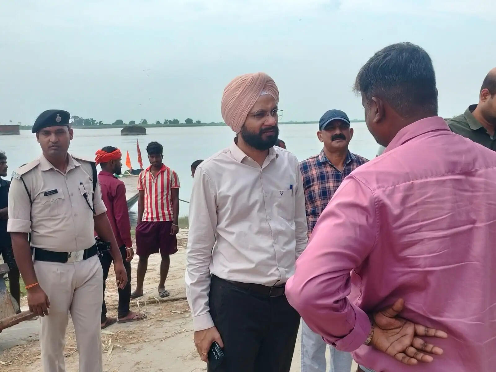 बगहा अनुमंडल क्षेत्र में तटबंध एवं घाटों का पश्चिम चम्पारण जिला पदाधिकारी ने किया निरीक्षण