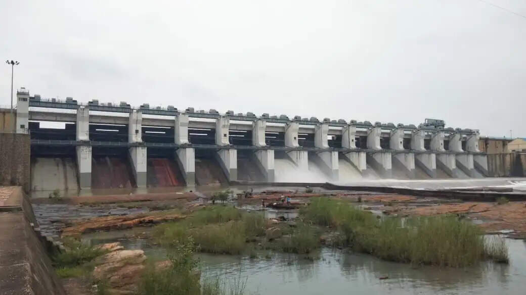 बांधों में बढ़ा जलस्तर, गंगरेल से चार हजार क्यूसेक पानी छोड़ा, महानदी किनारे बसे गांवों में अलर्ट