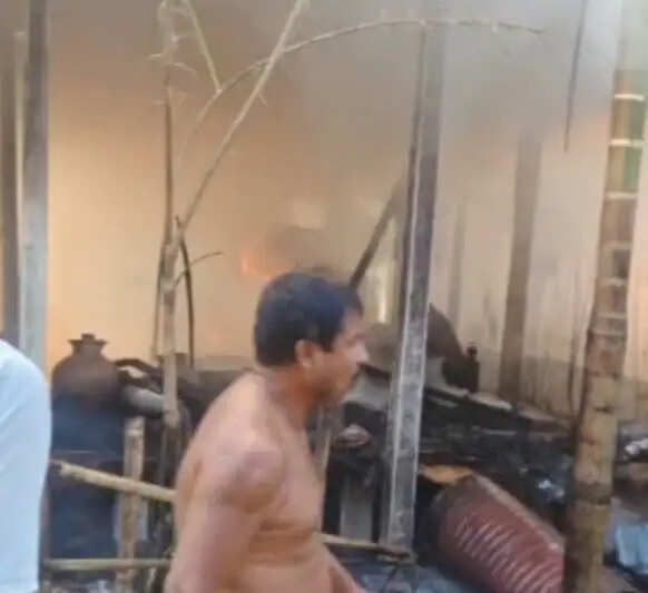 असम: अभयापुरी में लगी भयावह आग, चार घर जलकर राख