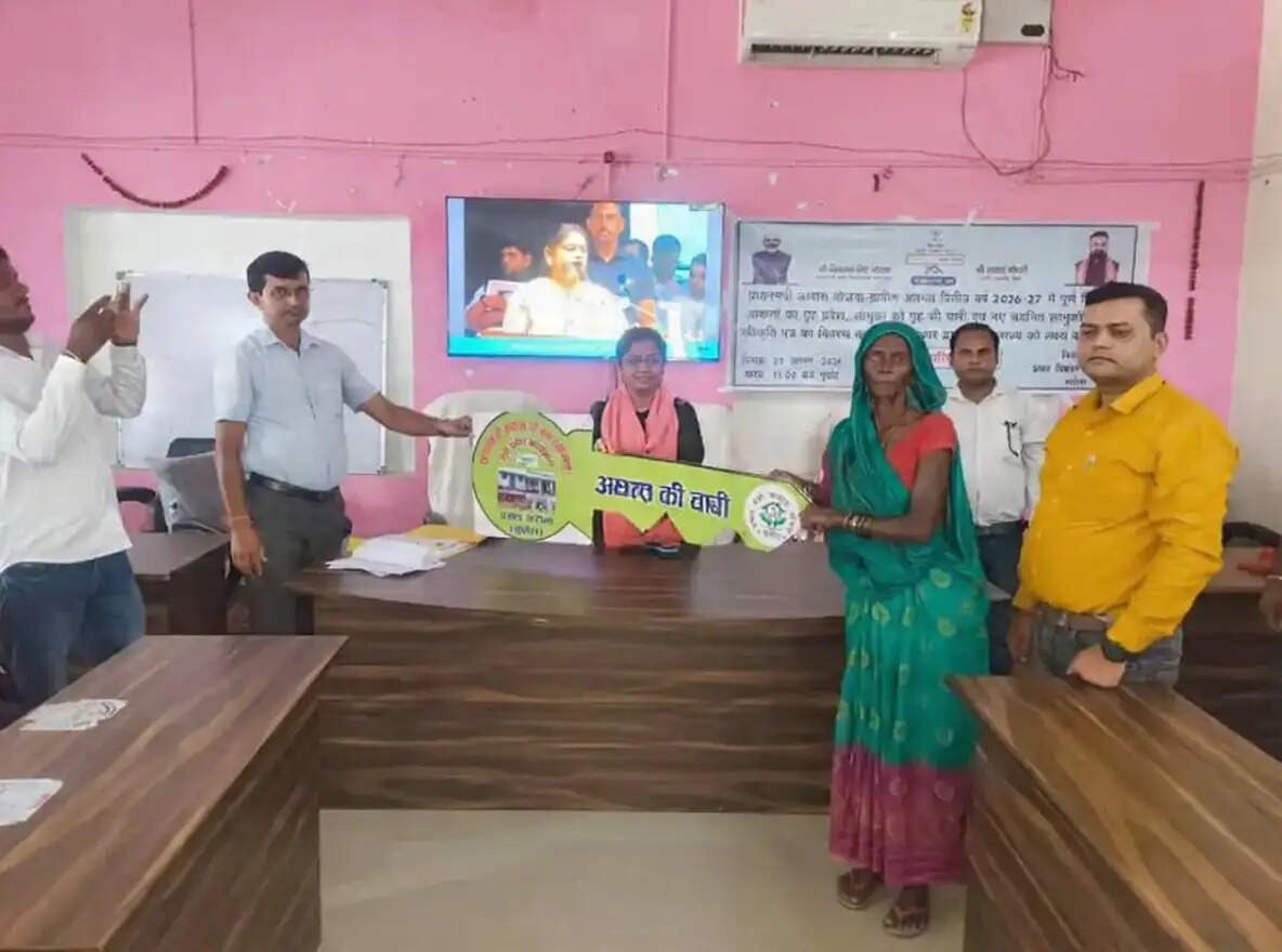 प्रधानमंत्री आवास योजना के तहत पांच लाभार्थियों को मिली घर की चाबी, तीन को स्वीकृति पत्र