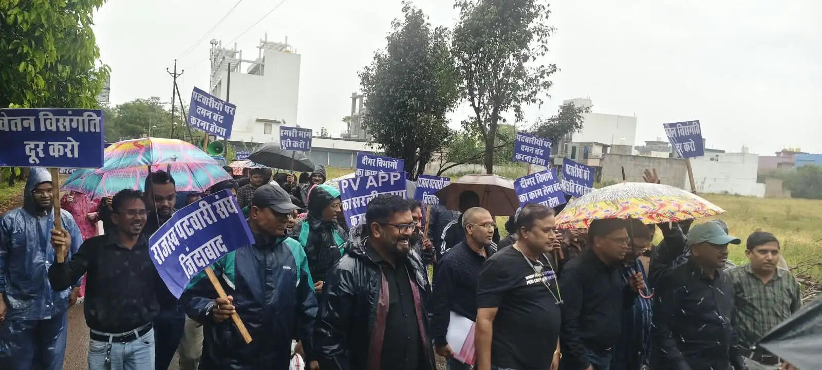 पटवारियों की हड़ताल 16वें दिन भी जारी, काले कपड़े पहनकर निकाली रैली