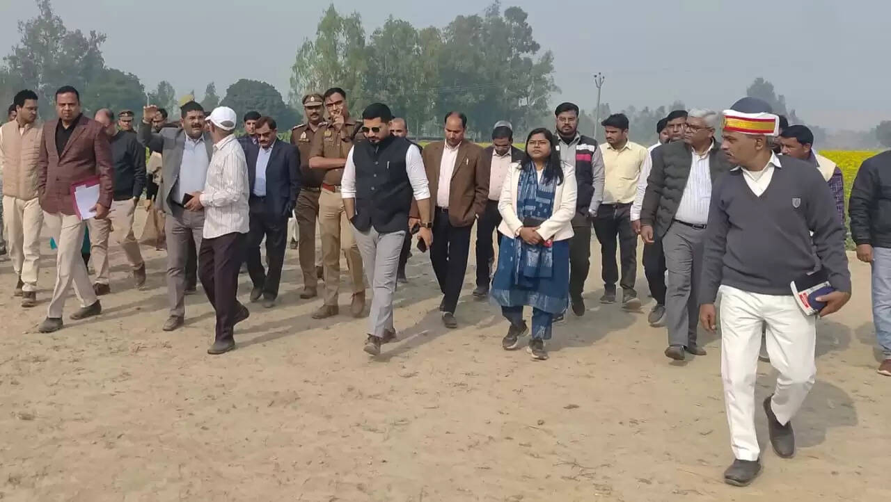 सीएम के संभावित कार्यक्रम को लेकर डीएम एसपी ने दौलतपुर गांव का किया निरीक्षण