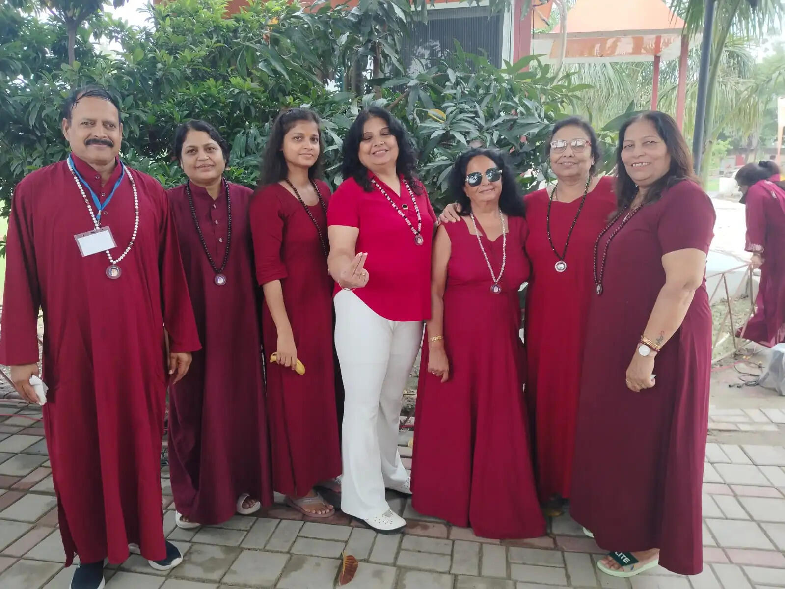फर्रुखाबाद :श्रद्धा से मनाया गया गुरु पूर्णिमा पर्व,ओशो शिष्यों ने गहन ध्यान कर गुरु को किया याद