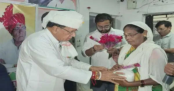 भोपालः पीसी शर्मा को&nbsp;दुपट्टे का टुकड़ा फाड़कर महिला ने&nbsp;बांधी राखी, पूर्व मंत्री ने बहनों को&nbsp;बांटी शक्कर
