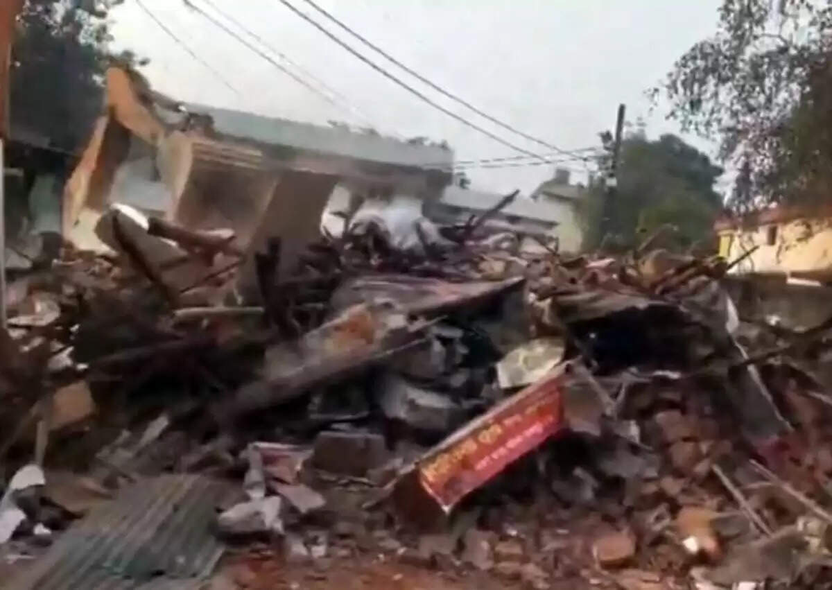 नाै&nbsp;साल&nbsp;की&nbsp;बच्ची&nbsp;से&nbsp;दुष्कर्म&nbsp;के&nbsp;आराेपित&nbsp;के&nbsp;घर&nbsp;पर&nbsp;चला&nbsp;निगम&nbsp;का&nbsp;बुलडाेजर