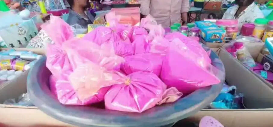 कोरबा के बाजारों में होली की रौनक, रंग-गुलाल और पिचकारियों से सजी दुकानें