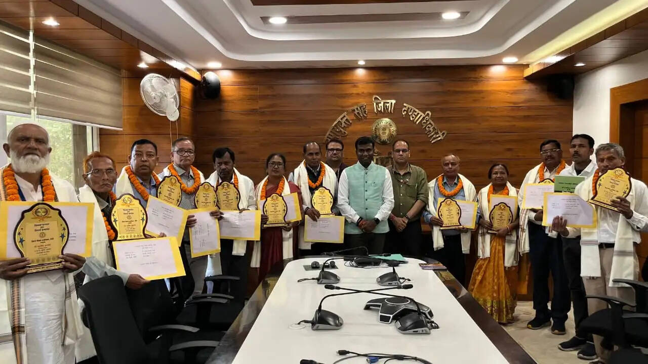 रांची में पेंशन दरबार सह विदाई समारोह, सेवानिवृत्त शिक्षकों को किया गया सम्मानित