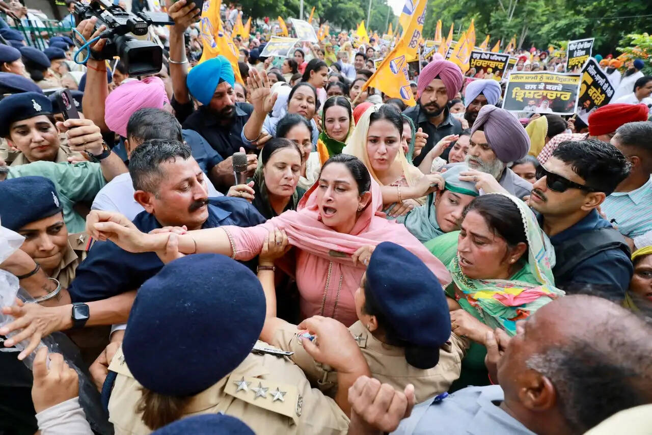 मुख्यमंत्री आवास की ओर मार्च कर रही अकाली दल महिला विंग ने किया प्रदर्शन, हरसिमरत कौर बादल समेत कई नेता गिरफ्तार