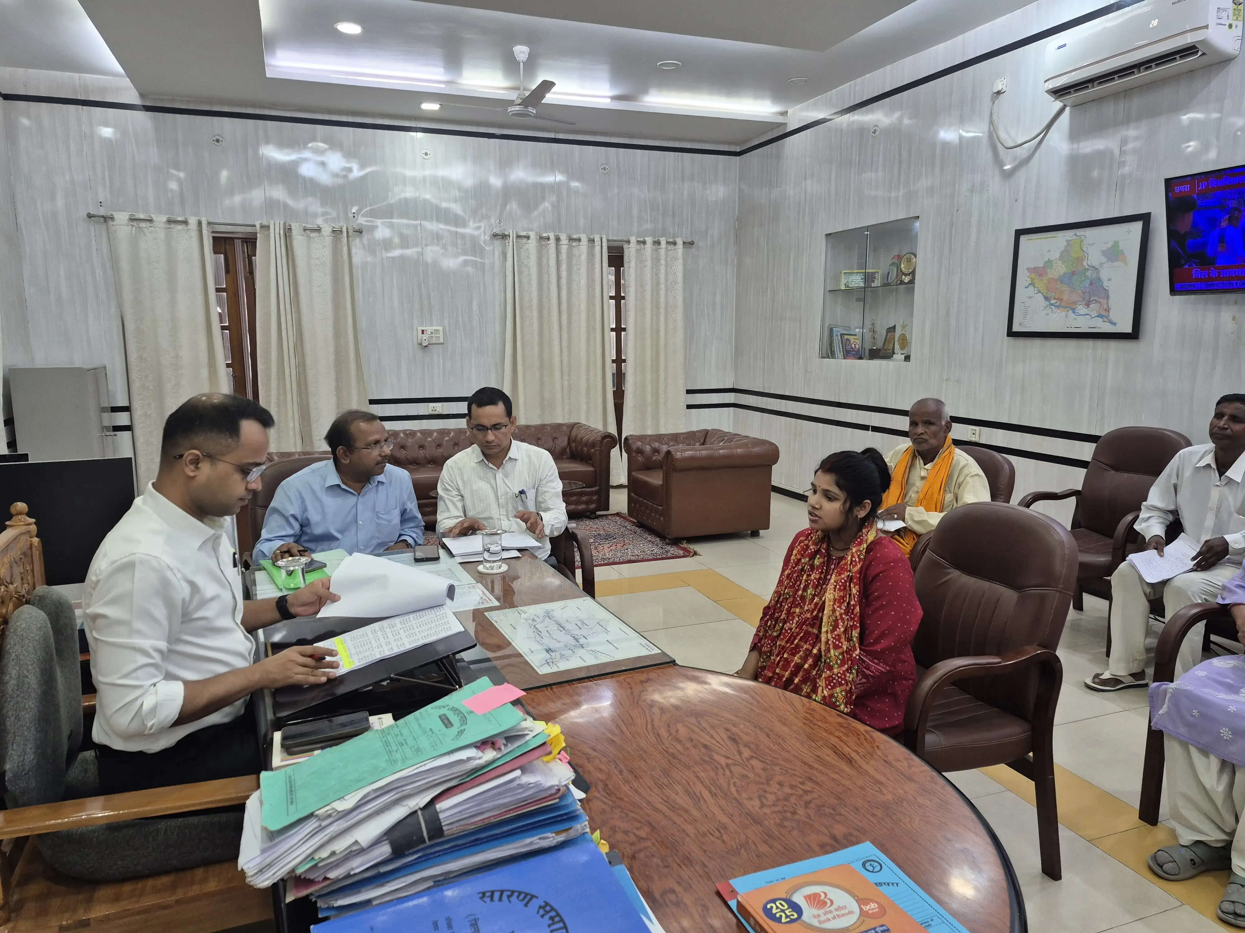 जिलाधिकारी ने जनता दरबार में 52 फरियादियों की सुनी समस्या