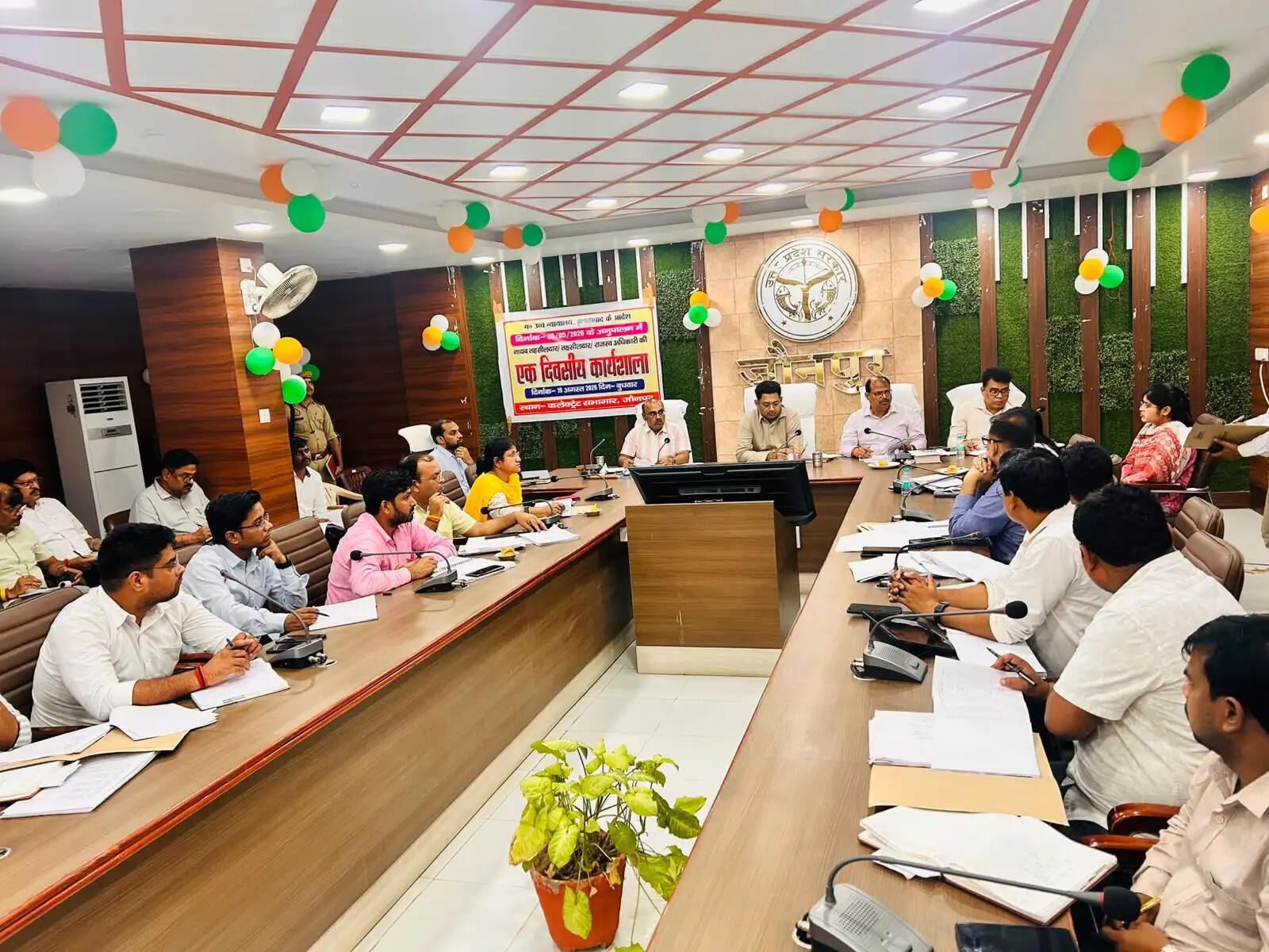 राजस्व वादों के निस्तारण में तेजी लाएं अधिकारी : जिलाधिकारी