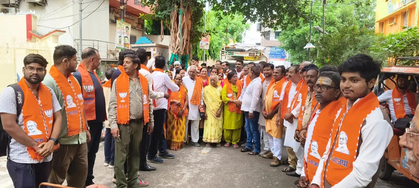 वाराणसी में बारिश की रिमझिम फुहार के बीच निकली संत गुरु शिरोमणि रविदास कलश यात्रा