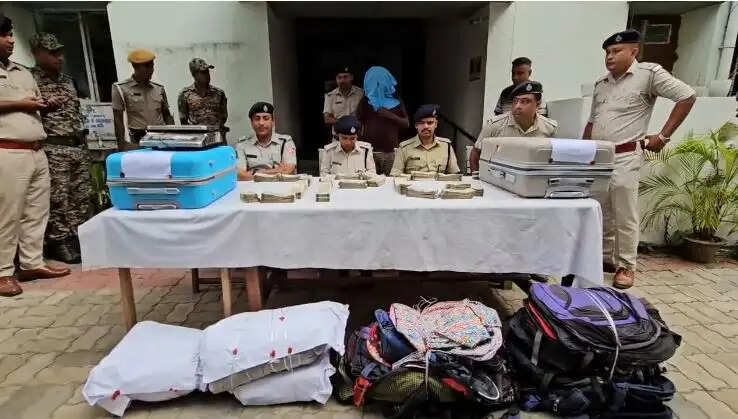 गृह प्रवेश के दिन घर पर पुलिस का छापा, 24 लाख रुपये और 22.8 किलो गांजा बरामद