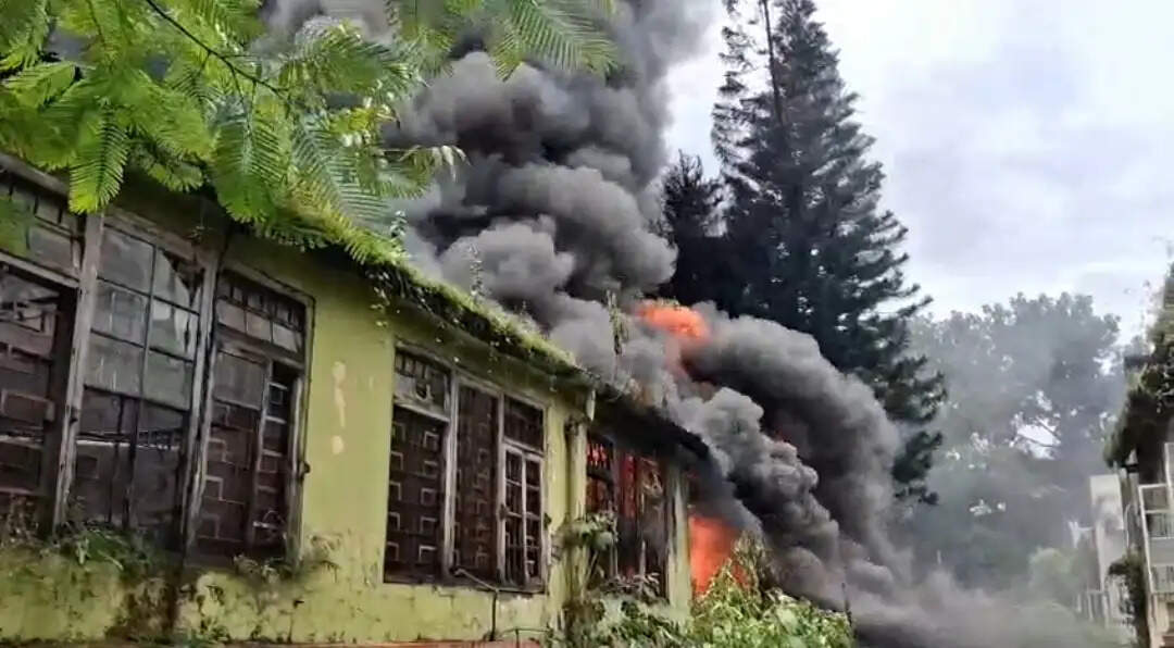 सेवक रोड पर प्लास्टिक फैक्ट्री में आग लगने से बड़ा हिस्सा जलकर खाक