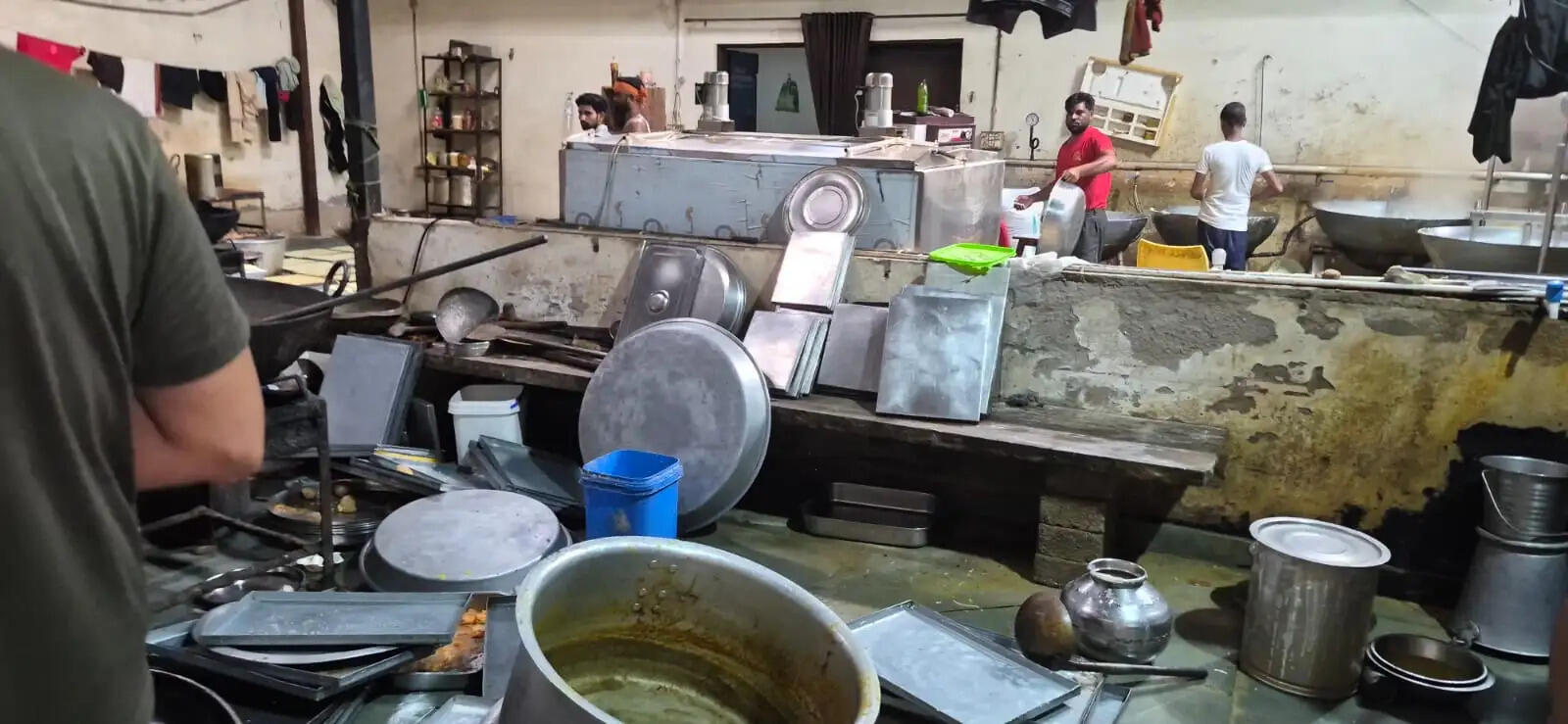 बिना लाइसेंस चल रही मिठाई निर्माण इकाई सीज कर की 275 किलो खाद्य सामग्री जब्त
