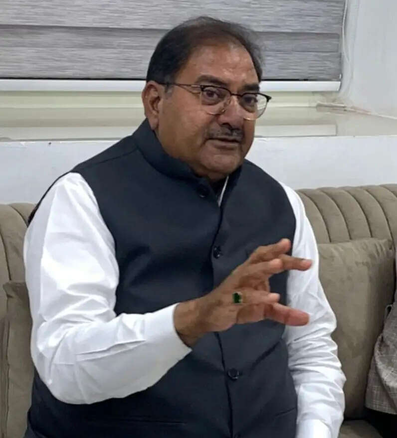 सिरसा: इनेलो नेता अभय चौटाला की गाड़ी में ज्यादा तेल डालने पर पंप को नोटिस, सप्लाई रोकी