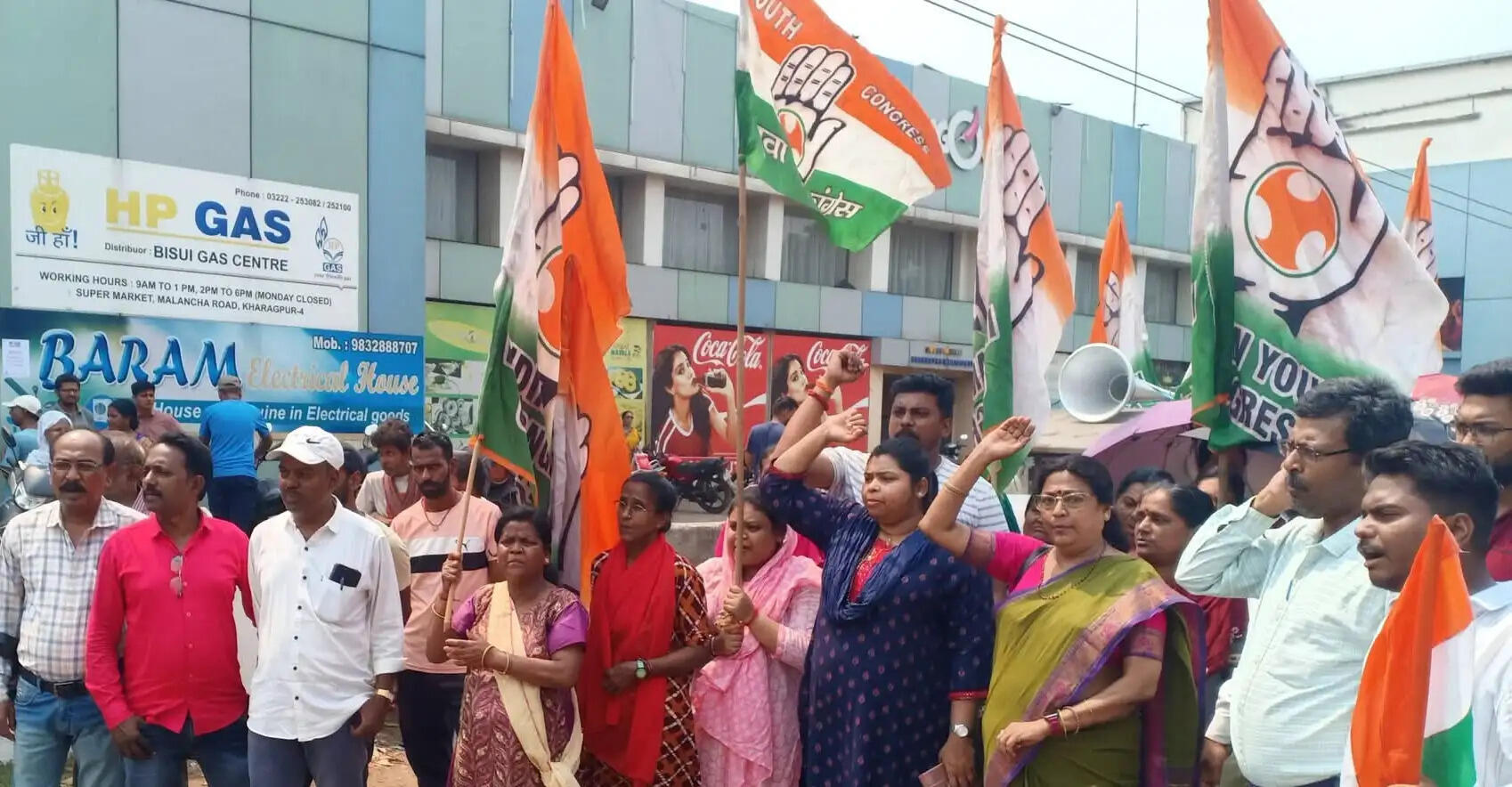 खड़गपुर में गैस आपूर्ति को लेकर कांग्रेस का प्रदर्शन