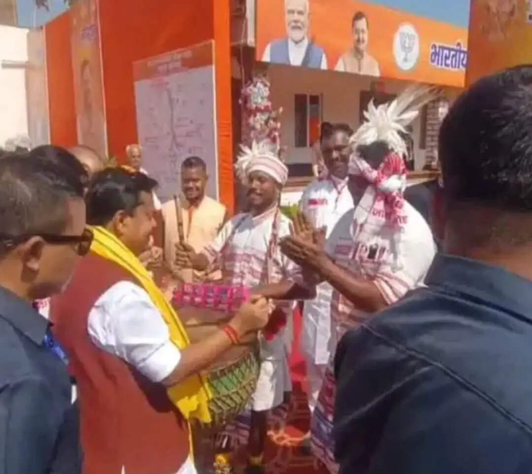 झारखंड भाजपा की प्रदेश कार्यसमिति बैठक में पहुंचे राष्ट्रीय अध्यक्ष नितिन नवीन, मांदर बजाकर बढ़ाया कलाकारों का उत्साह