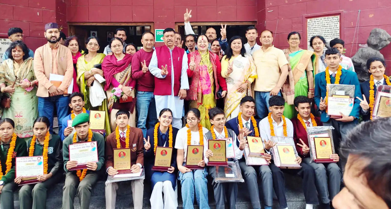 सांसद अजय भट्ट के जन्मदिवस पर मेधावी विद्यार्थी व श्रमिक सम्मानित
