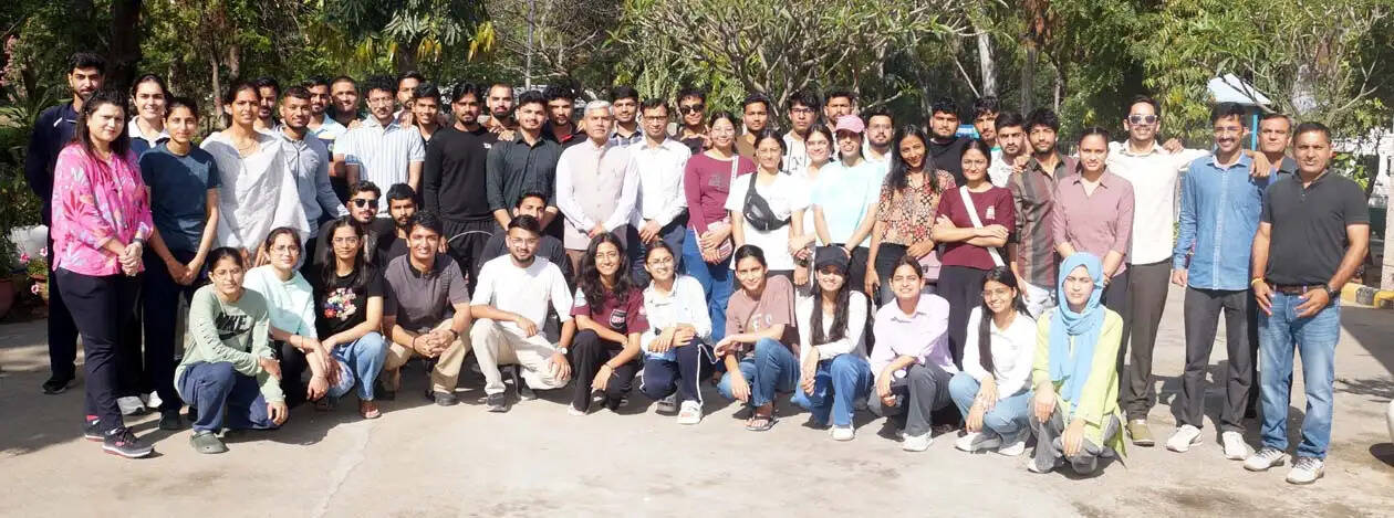 हिसार : लुवास के विद्यार्थियों काे शिमला एवं पंचकूला में साहसिक शिविर के लिए किया प्रस्थान