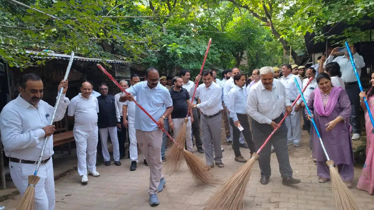 गांधी जयंती : ज़िलाधिकारी ने झाडू लगाकर दिया स्वच्छता का संदेश