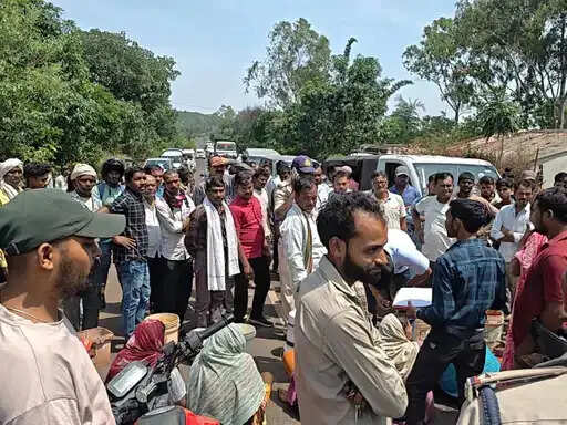 अनूपपुर: पानी की समस्या हैंडपंप सुधरने के लिए से ग्रामीणों ने सड़क जाम कर किया प्रदर्शन