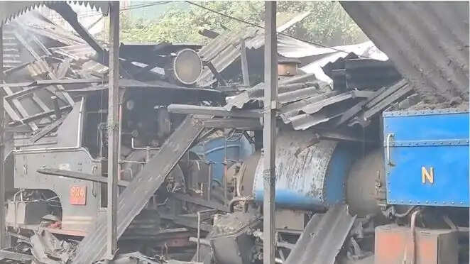 टॉय ट्रेन के लोको शेड की छत गिरी, सात रेलकर्मी घायल