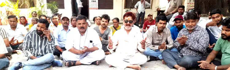 अतिक्रमण के नाम पर उत्पीड़न के विरोध में रेड़ी-पटरी व्यापारियों का प्रदर्शन