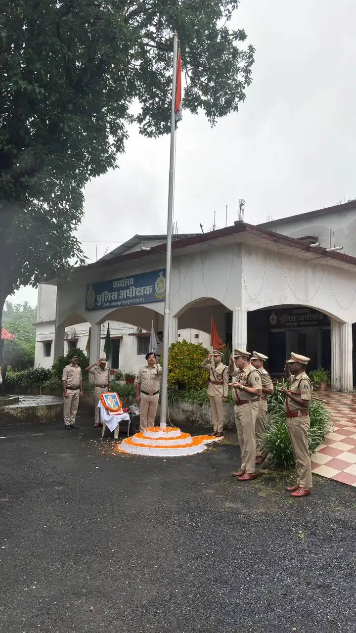 बलरामपुर : पुलिस अधीक्षक कार्यालय में एसपी वैभव बैंकर ने किया ध्वजारोहण