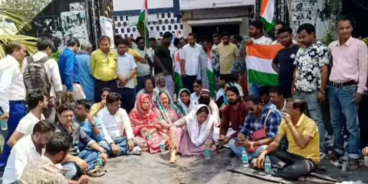 मतदाता सूची से नाम कटने को लेकर कालियाचक में तृणमूल का धरना