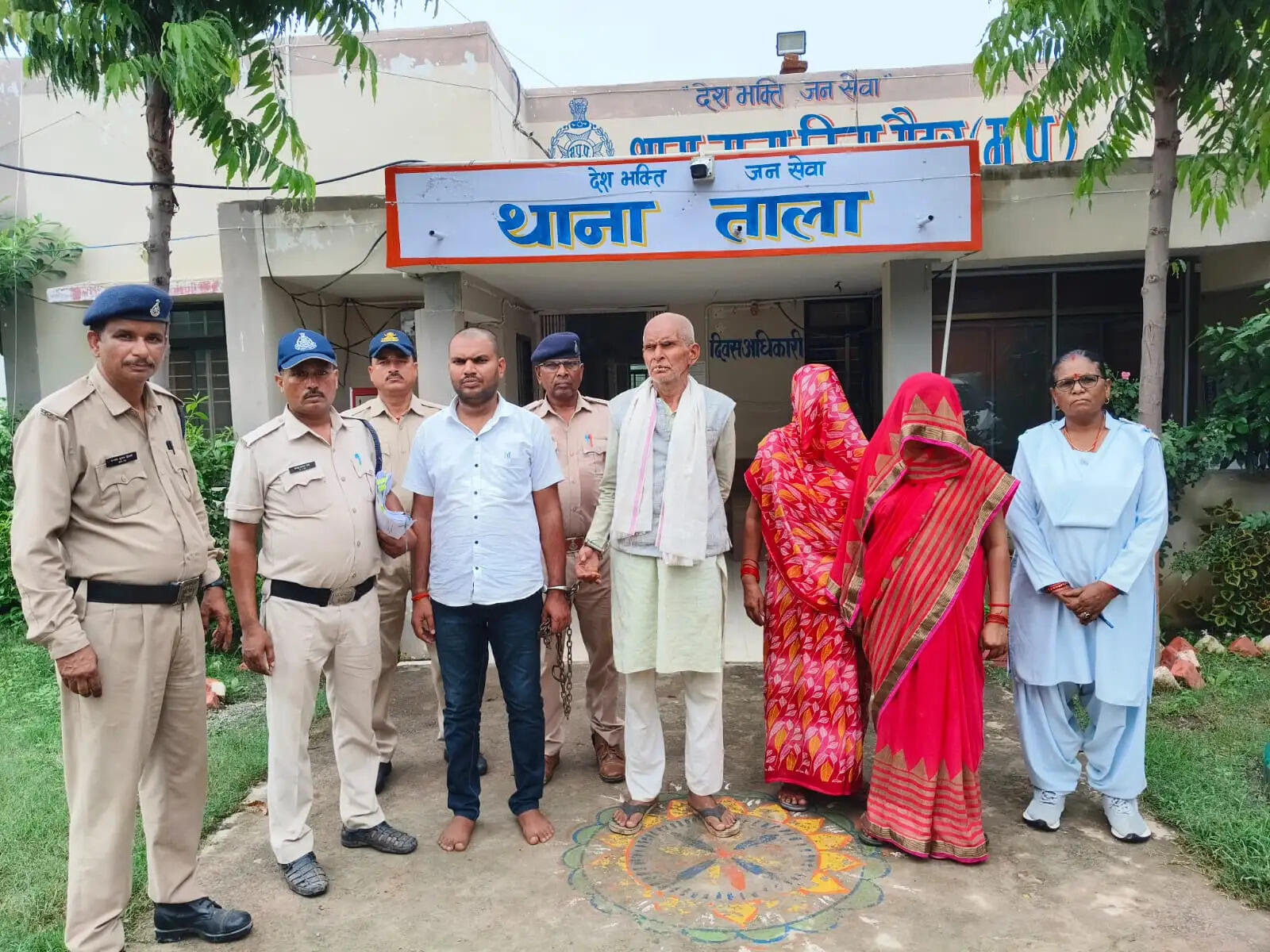 दहेज प्रताड़ना से नवविवाहिता की मौत के मामले में पति सहित चार गिरफ्तार, एक आरोपित फरार
