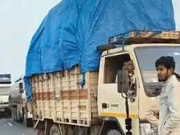 देवास में दंपत्ति ने हाइवे पर घर का सामान रखकर किया जाम, कलेक्टर की समझाइश पर खत्म हुआ हंगामा