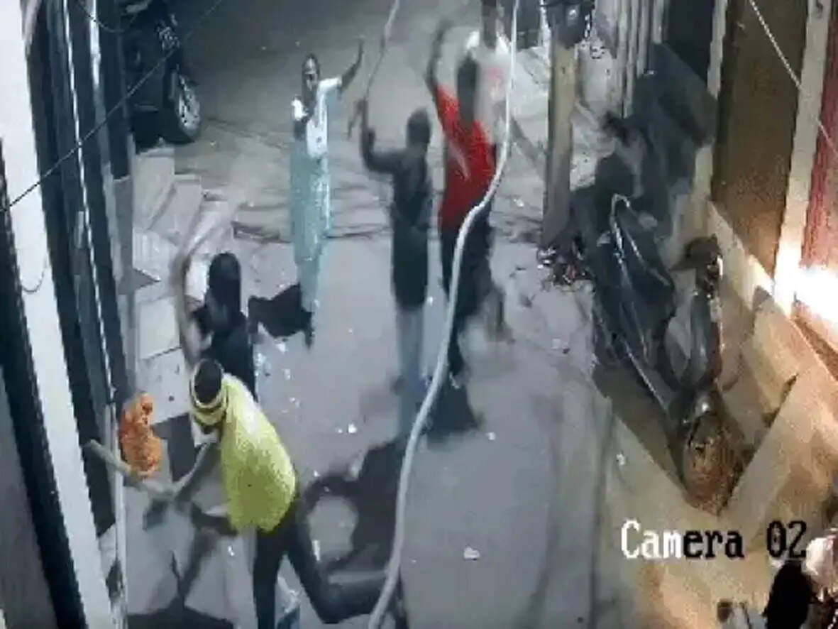 हिसार : हथियारबंद युवकों का आतंक, तीन लाख की मंथली से इनकार पर दो व्यापारी भाइयों पर जानलेवा हमला