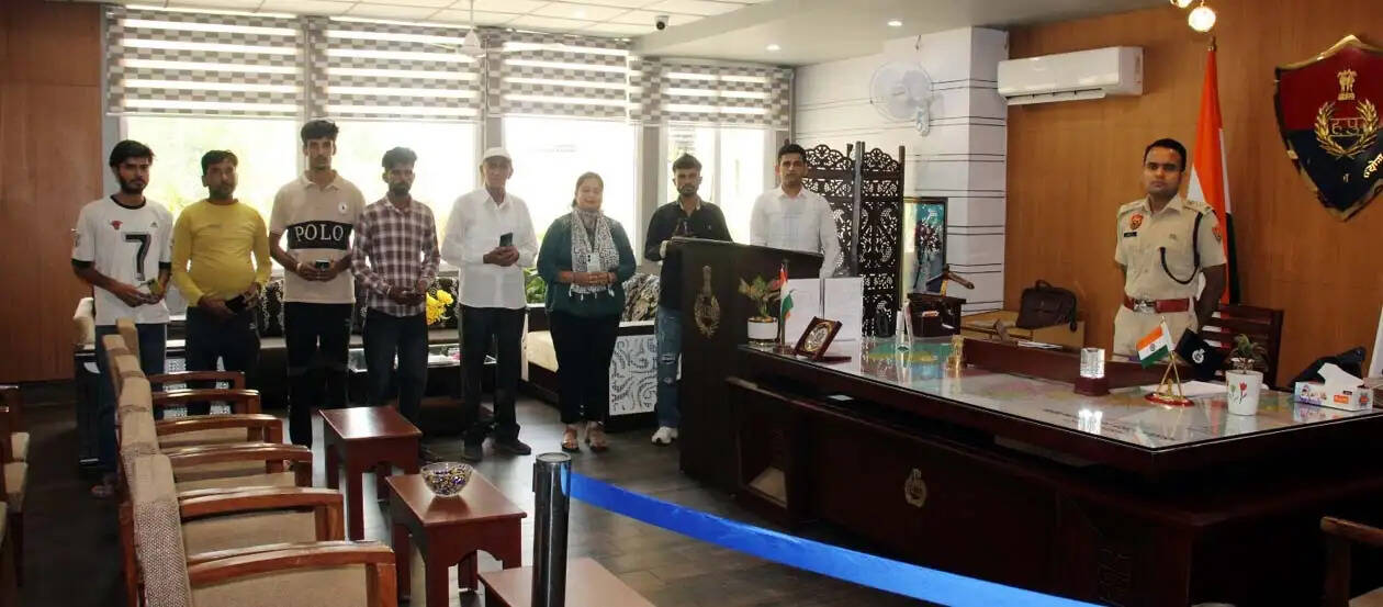 हिसार : पुलिस ने लाखों के 15 गुमशुदा मोबाइल फोन असली मालिकों को लौटाए