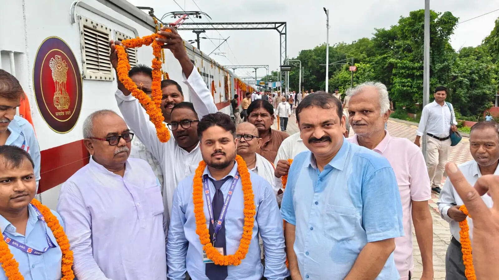 जौनपुर सिटी स्टेशन पर संत रविदास अमृत भारत एक्सप्रेस का स्वागत, अनुयायियों ने पुष्पवर्षा कर किया अभिनंदन