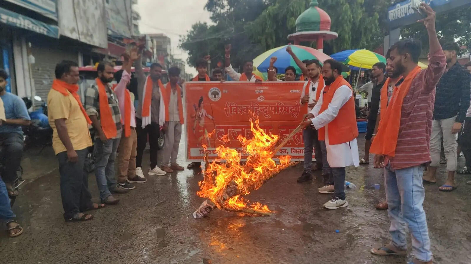 बजरंग दल के कार्यकर्ताओं ने आमिर खान का किया पुतला दहन
