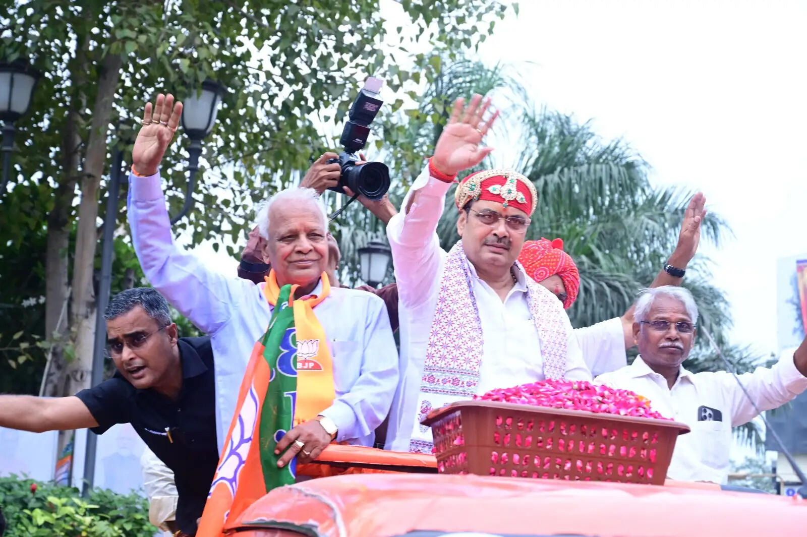 उदयपुर में सीएम का रोड शो, विकसित उदयपुर के संकल्प के साथ मांगा जनसमर्थन