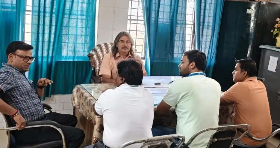 सीएमओ के औचक निरीक्षण में चार डॉक्टर समेत छह कर्मचारी गायब, कार्रवाई के निर्देश