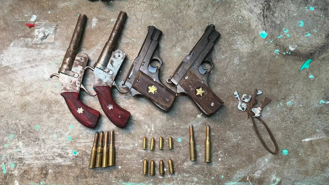 कोलकाता में अवैध हथियार निर्माण अड्डे का भांडाफोड़, हथियार बरामद