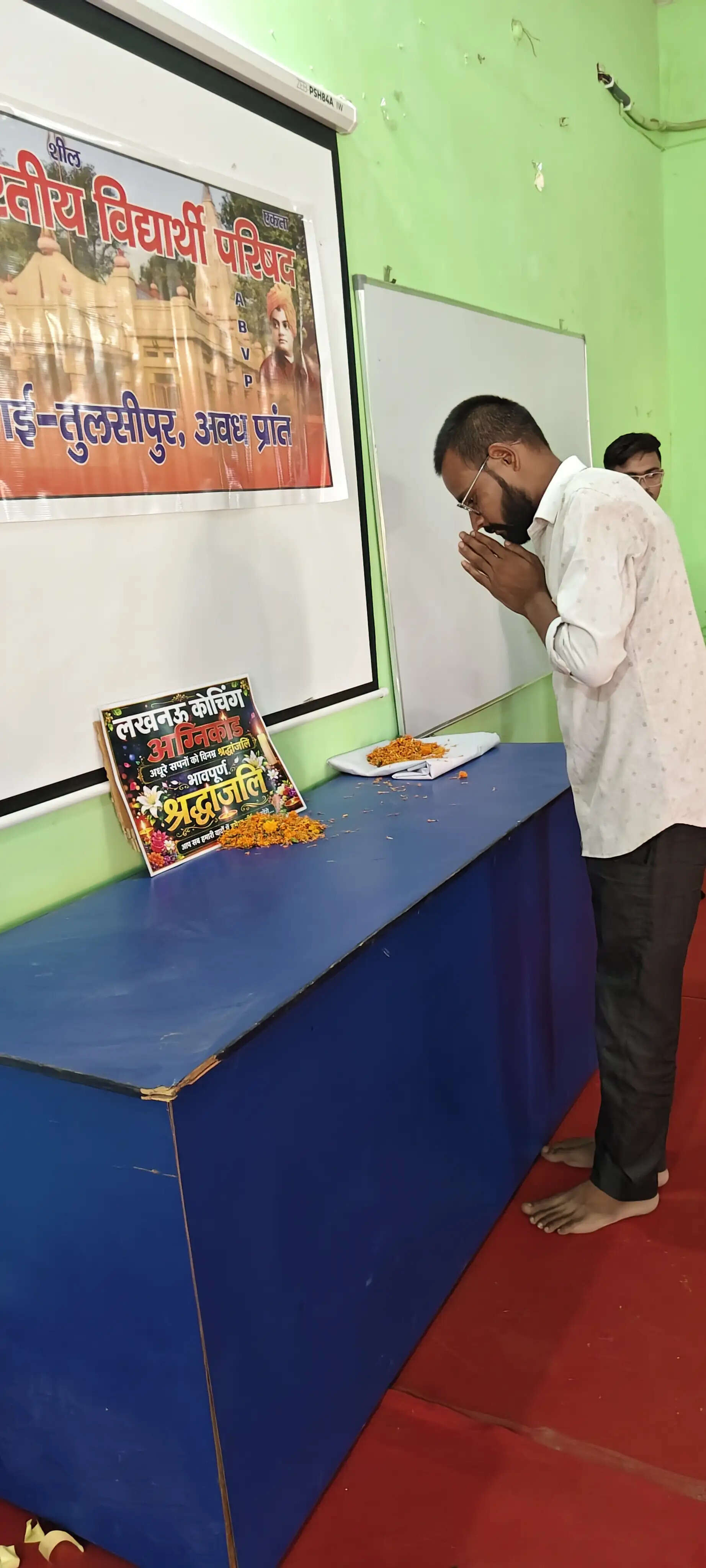 लखनऊ अग्निकांड में मृत विद्यार्थियों को एबीवीपी ने दी श्रद्धांजलि, की शोक सभा