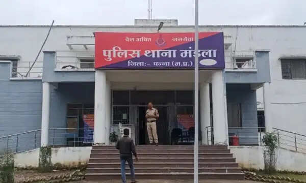 गांजा केस में फंसाने की धमकी देकर 95 हजार की वसूली, महिला थाना प्रभारी समेत चार पर एफआईआर