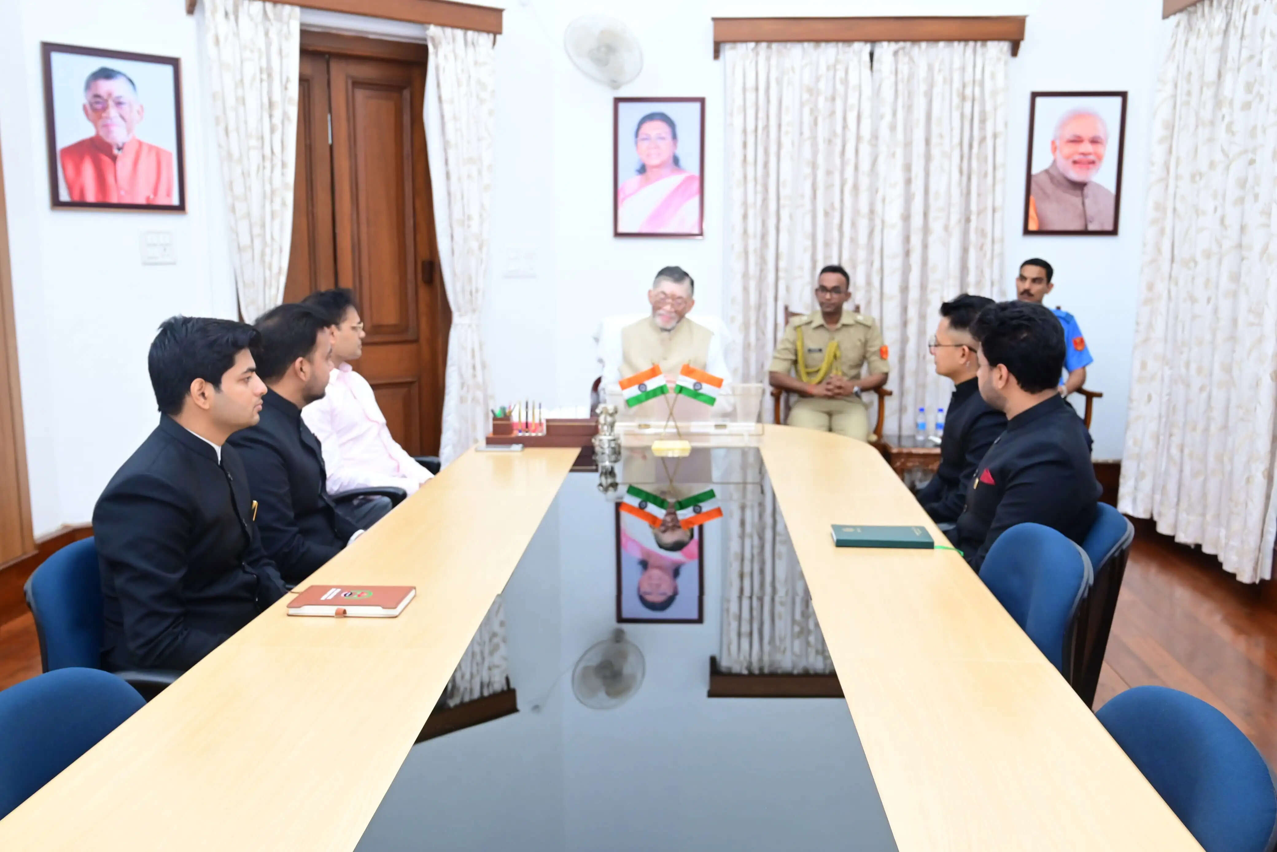 राज्यपाल संतोष गंगवार ने प्रशिक्षु आईएएस अधिकारियों को दिया जनहित में कार्य करने का संदेश