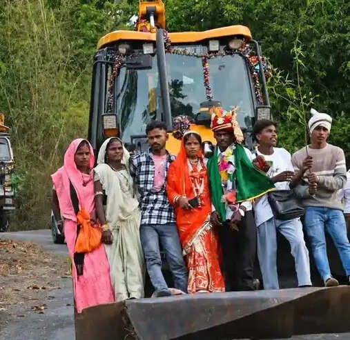 जेसीबी के बकेट में दुल्हन को घर लाया दूल्हा, अनोखी विदाई बनी चर्चा का विषय