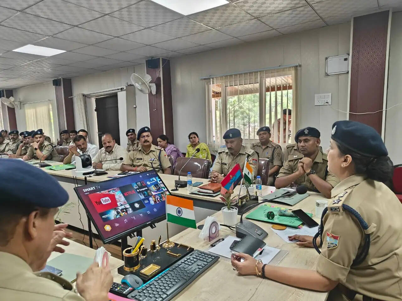 सत्यापन में ढिलाई व बढ़ती चाेरी की घटनाओं पर थाना प्रभारियाें काे लताड़ा