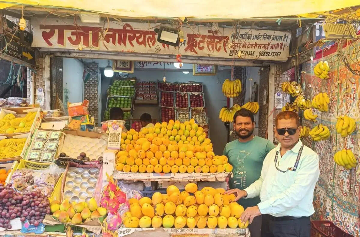कोरबा में खाद्य विभाग की बड़ी कार्रवाई, 11 फल दुकानों से सड़े-गले फल जब्त कर किए नष्ट