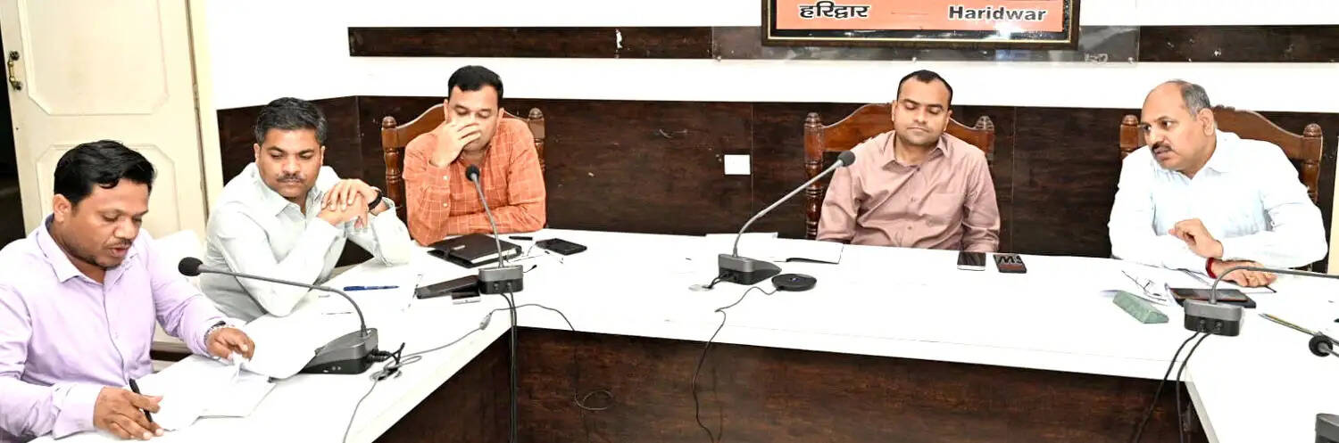 एलपीजी गैस आपूर्ति को लेकर डीएम ने की समीक्षा बैठक, कालाबाजारी रोकने के सख्त निर्देश