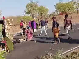 सेंधवा&nbsp;में&nbsp;मुंबई-आगरा हाईवे पर&nbsp;मजदूराें&nbsp;से&nbsp;भरी&nbsp;पिकअप पलटी,&nbsp;12 वर्षीय बच्चे की मौत, 20 घायल