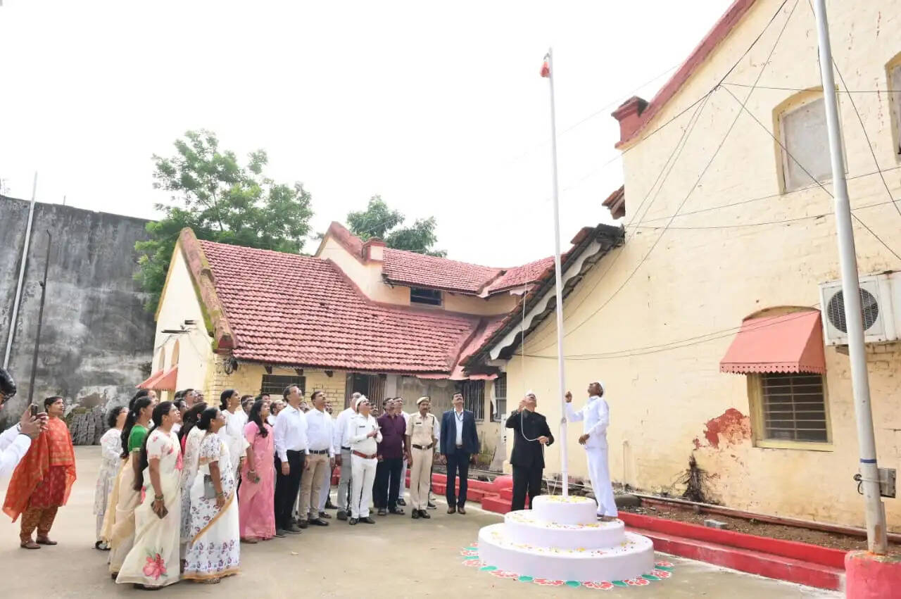 संभागायुक्त धावड़े ने किया कमिश्नर कार्यालय में ध्वजारोहण